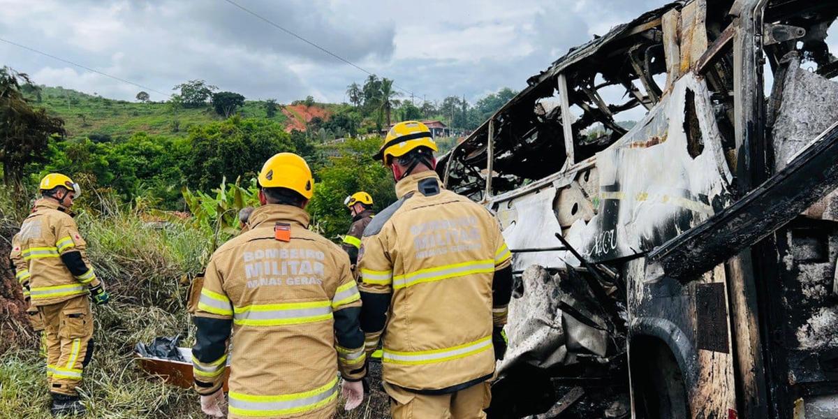 Ônibus tinha aproximadamente 45 passageiros (Corpo de Bombeiros)