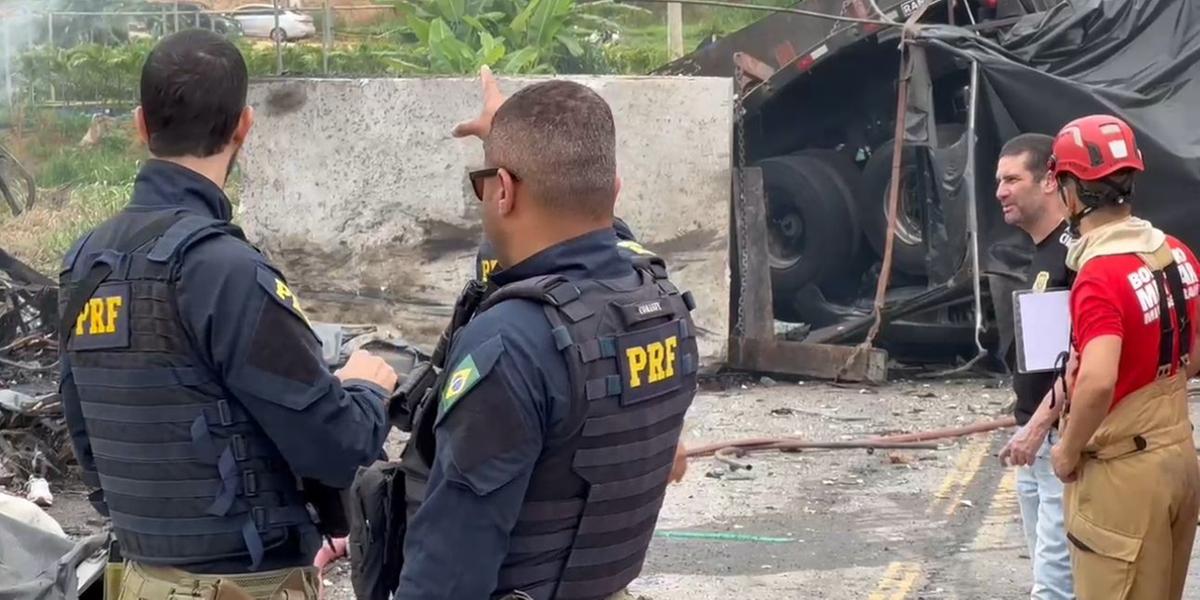 Equipe da PRF esteve no local para ajudar nos resgates das vítimas (CBMMG / Divulgação)