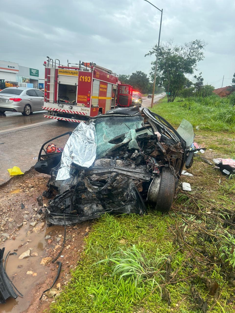 Carro ficou completamente destruído após a batida (Corpo de Bombeiros / Divulgação)