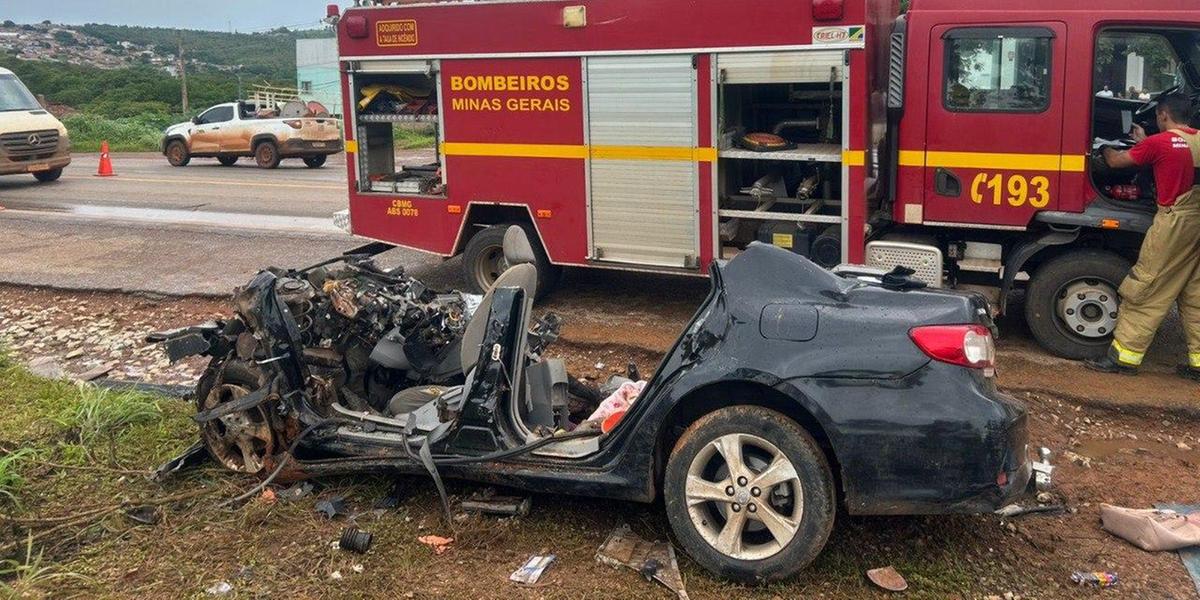 Carro ficou completamente destruído após a batida (CBMMG / Divulgação)