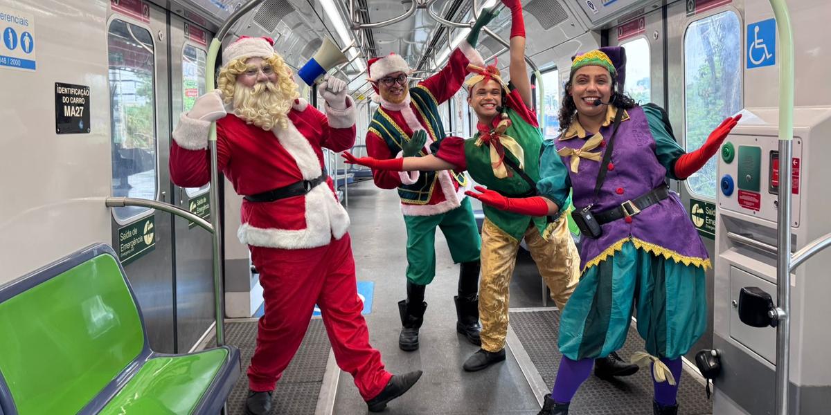 Bom Velhinho contou com a presença de ajudantes especiais durante as entregas de presentes para os usuários do Metrô de BH (Metrô BH / Divulgação)