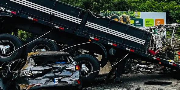 Polícia busca motorista de carreta que se envolveu em acidente em MG (Divulgação / Corpo de Bombeiros)