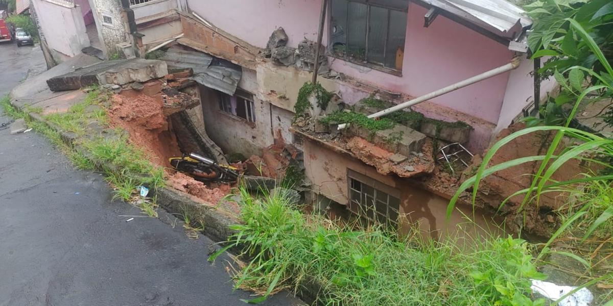 O deslizamento ocorreu na rua Munir Simão Sffeir, no bairro Grajaú (Bombeiros/Divulgação)