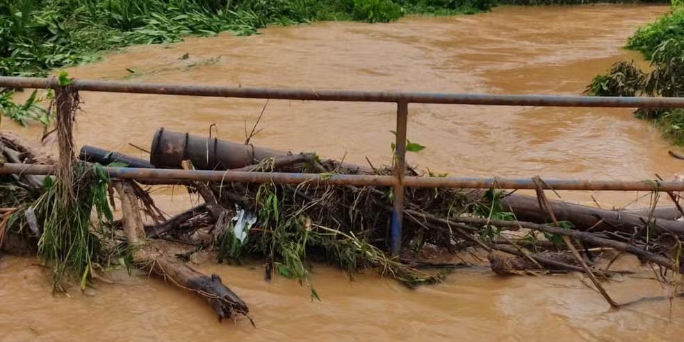 Idoso de 70 anos morreu em ponte localizada na cidade de Maripa de Minas, após correnteza tomar o local (Corpo de Bombeiros / Divulgação)