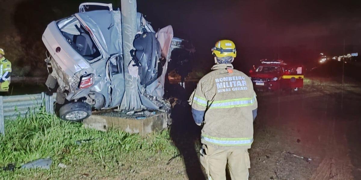 Corpo do motorista ficou preso às ferragens (CBMMG)