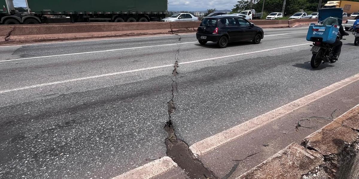 Asfalto na pista de rolamento do viaduto apresenta rachaduras de fora a fora (Fernando Michel)