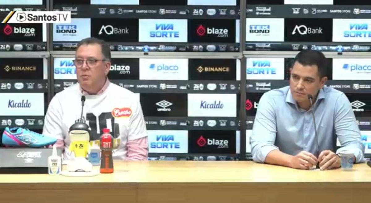 Presidente do Santos (à esq.), Marcelo Teixeira, anunciou a contratação do técnico Pedro Caixinha (Reprodução / Santos TV)