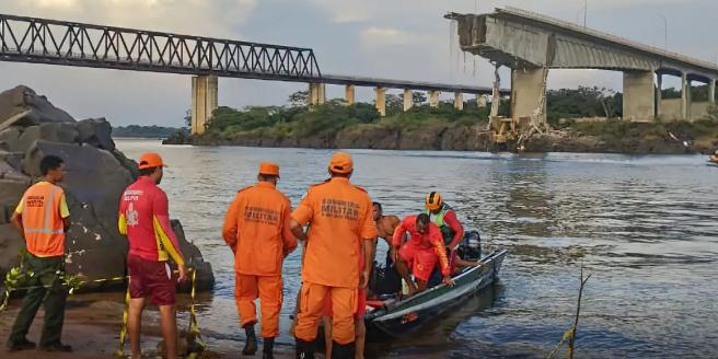 Parte da ponte que caiu no Rio Tocantins (Divulgação / Corpo de Bombeiros Tocantins)