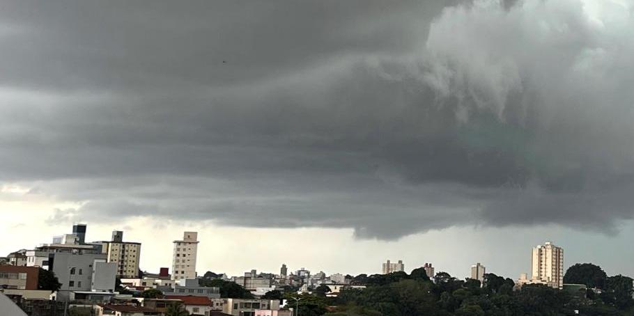 Céu ficou preto em Belo Horizonte na tarde desta segunda-feira (23) (Valéria Marques / Hoje em Dia)