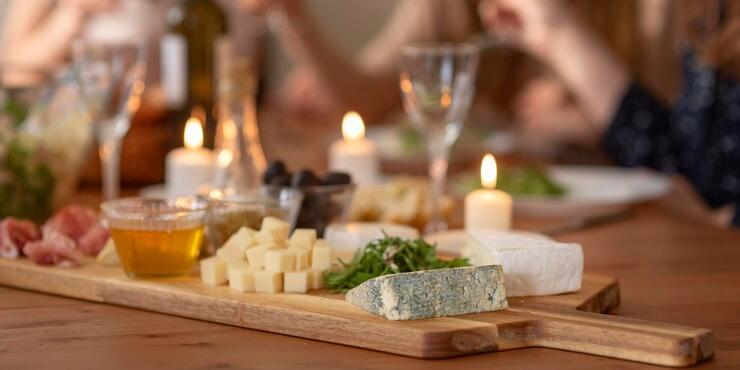 Queijo à mesa nas festas de fim de ano: veja como conservar, montar tábuas e harmonizar com vinhos