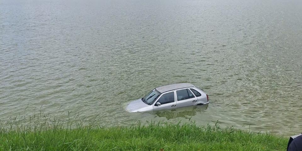 Carro foi parar no local após motorista passar mal (Corpo de bombeiros / Divulgação)