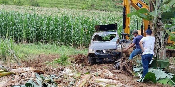 Mulher morreu afogada por não ter saído do carro, com medo de não saber nadar (Corpo de Bombeiros / Divulgação)