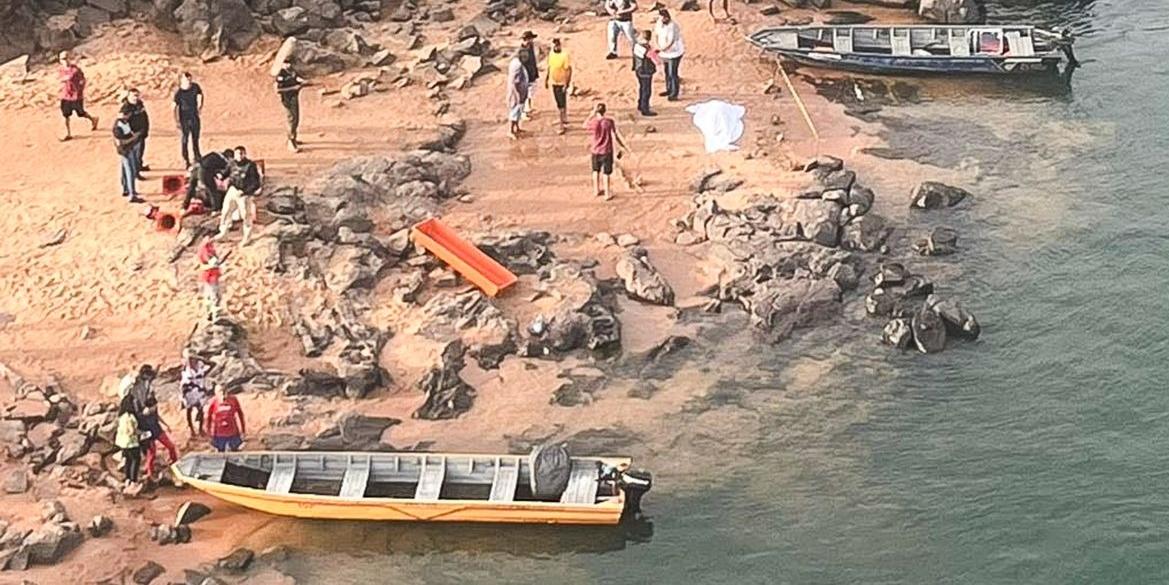 Análises se justificam pela informação que caminhões que caíram no rio carregavam pesticidas e outros compostos químicos (Foto Reprodução/ Carlos Brandão/X)