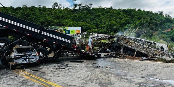 Colisão entre ônibus e carreta deixou 41 mortos em MG (Divulgação / Corpo de Bombeiros)