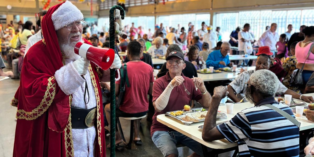 Papai Noel acompanhou a 30ª edição do Almoço de Natal nos Restaurantes Populares (Stenio Lima / PBH / Divulgação)