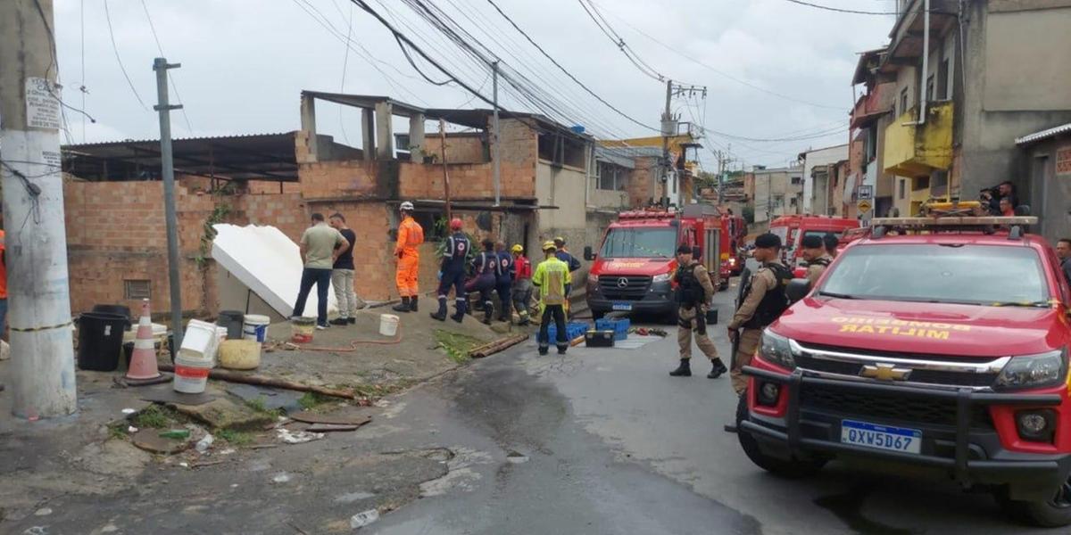 Bombeiros resgataram uma adolescente de 15 anos que estava embaixo dos escombros (Bombeiros/Divulgação)