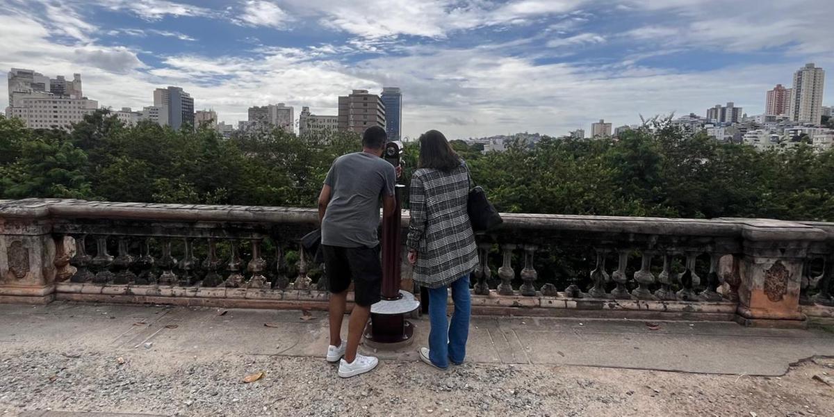 Moradores curtem luneta rua Sapucaí instalada nesta quinta-feira (26) (Fernando Michel / Hoje em Dia)