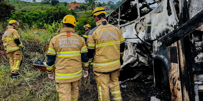 41 pessoas morreram no acidente entre carro, carreta e ônibus na BR-116 (Divulgação / CBMMG)