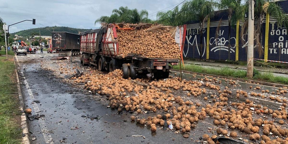 Um dos caminhões estava carregado de cocos, que ficaram espalhados pela pista (Corpo de Bombeiros/Divulgação)