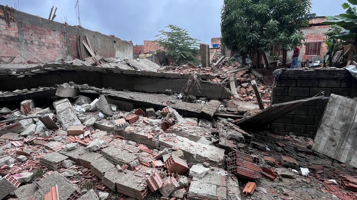 Casa desabou no bairro São Gabriel e deixou duas famílias ilhadas (Fernando Michel/Hoje em Dia)