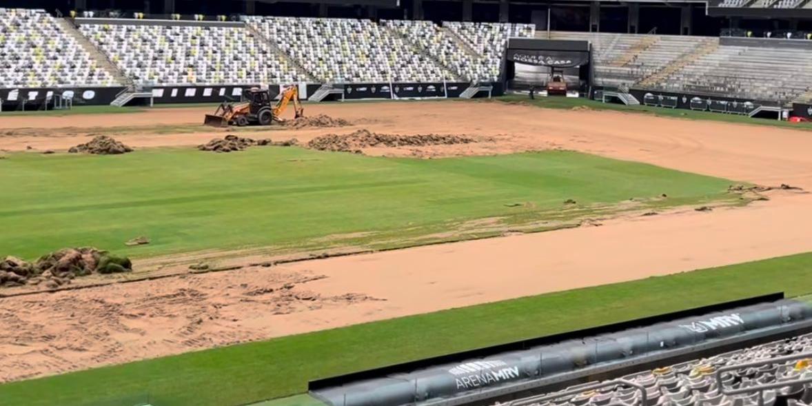 Arena MRV já tem parte da grama natural retirada para a instalação do gramado sintético (Reprodução / Instagram Reinaldo)