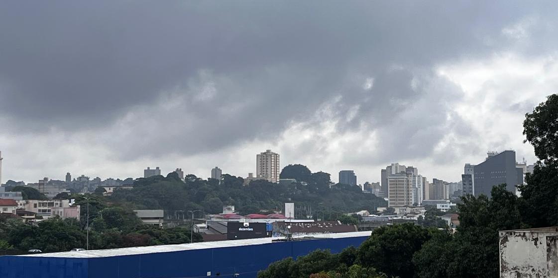 Temperatura mínima foi de 19,8 °C e a máxima estimada é de 25 °C (Fernando Michel/Hoje em Dia)