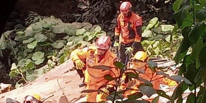 Bombeiros estão no local realizando buscas (Corpo de Bombeiros / Divulgação)