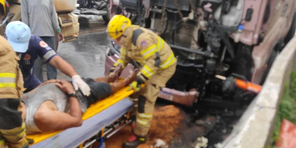 Motorista teve que ser resgatado pelo Corpo de Bombeiros (Corpo e Bombeiros / Divulgação)