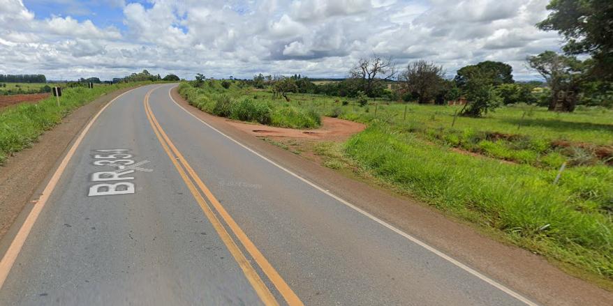 Homem foi encontrado deitado e desacordado às margens da BR-354, em Arcos, próximo ao parque de exposições (Reprodução / Google Street View)