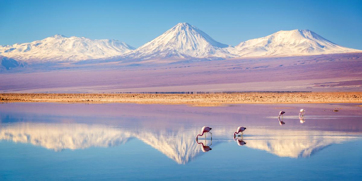 Conhecida pela geografia impressionante, San Pedro de Atacama oferece uma variedade de passeios imperdíveis – de dia e de noite (Bookeing.com / Getty Imagens)