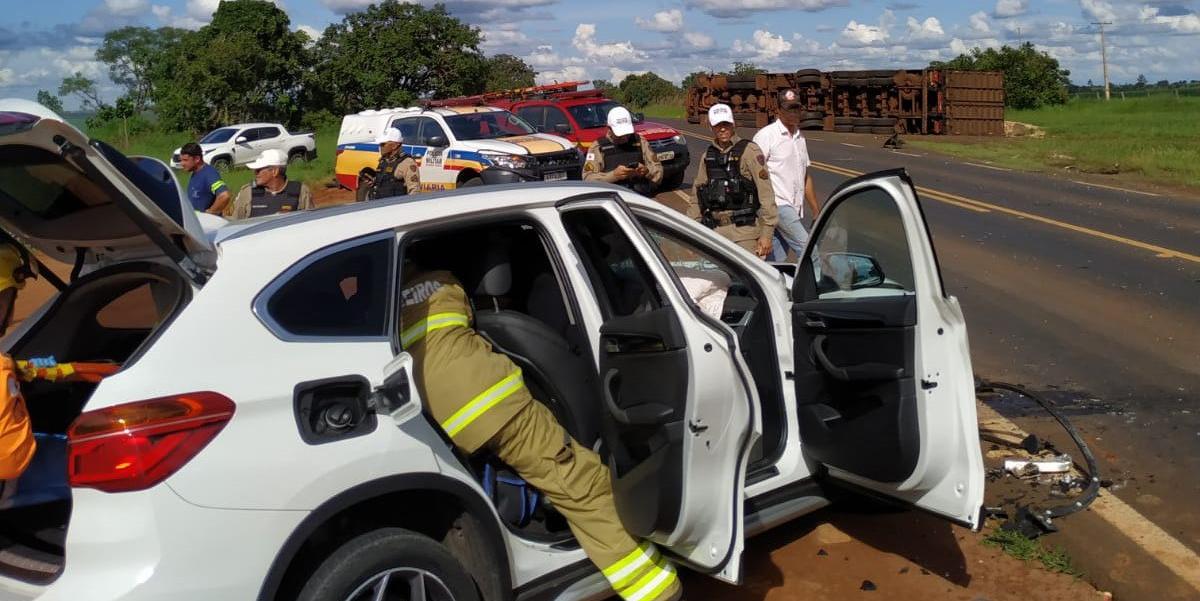 Os dois veículos bateram de frente, e o caminhão acabou tomando na rodovia (Divulgação / CBMMG)