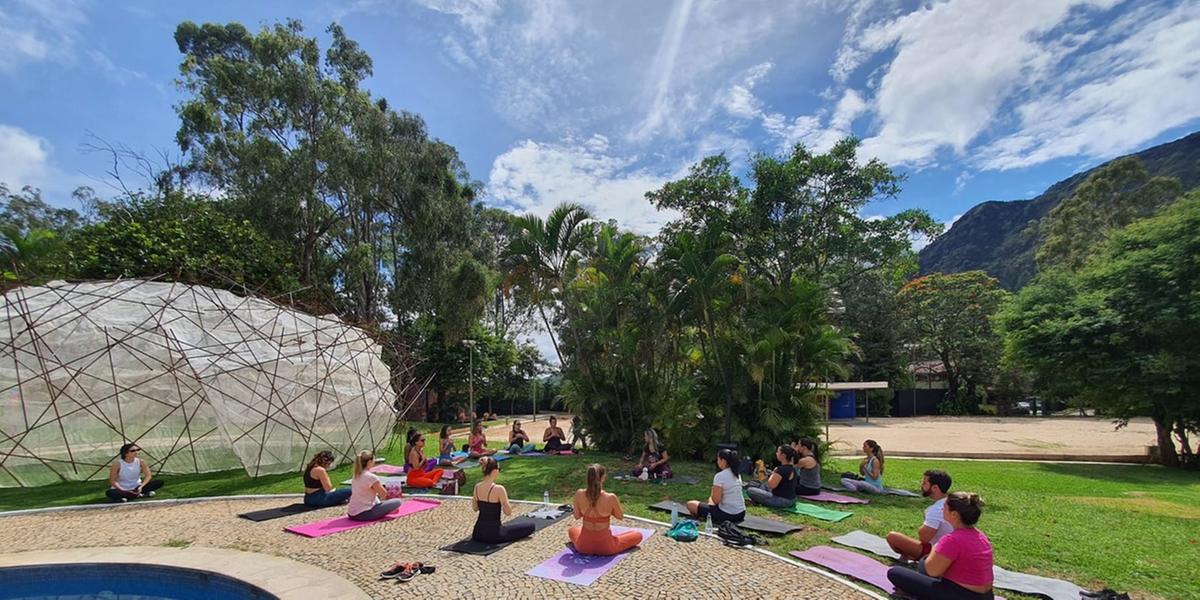 Aula de yoga é uma das atividades na programação do fim de semana; para participar, é preciso doar um pacote de fraldas que será destinado a um abrigo (Ana Luisa/ Divulgação)