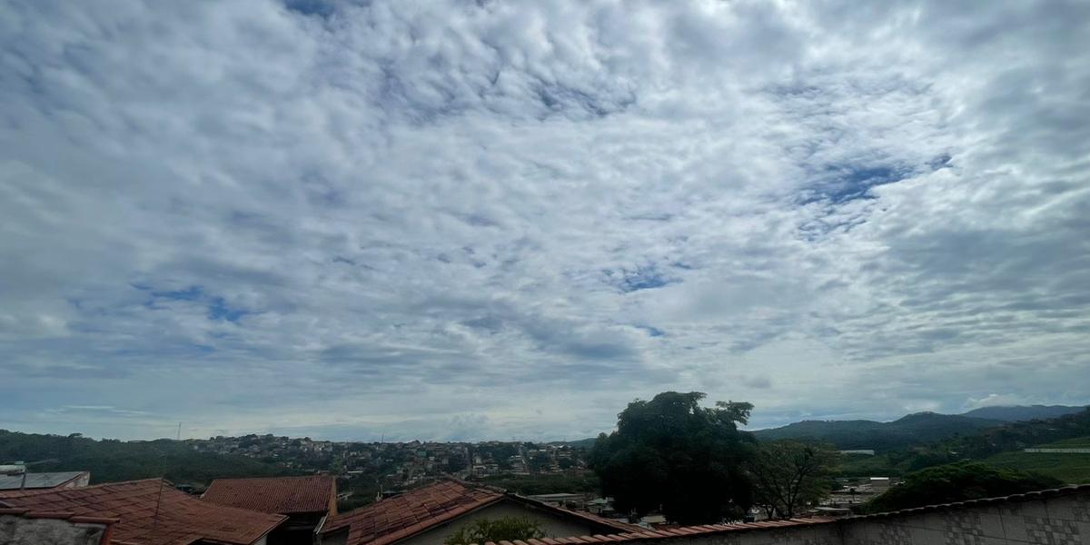 Céu amanheceu nublado em Belo Horizonte (Gledson Leão)