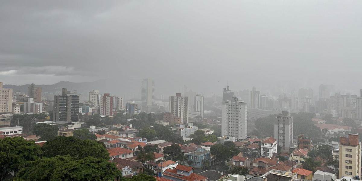 Chuva forte na Região Central de BH, próximo à Praça da Estação (Ana Paula Lima / Hoje em Dia)