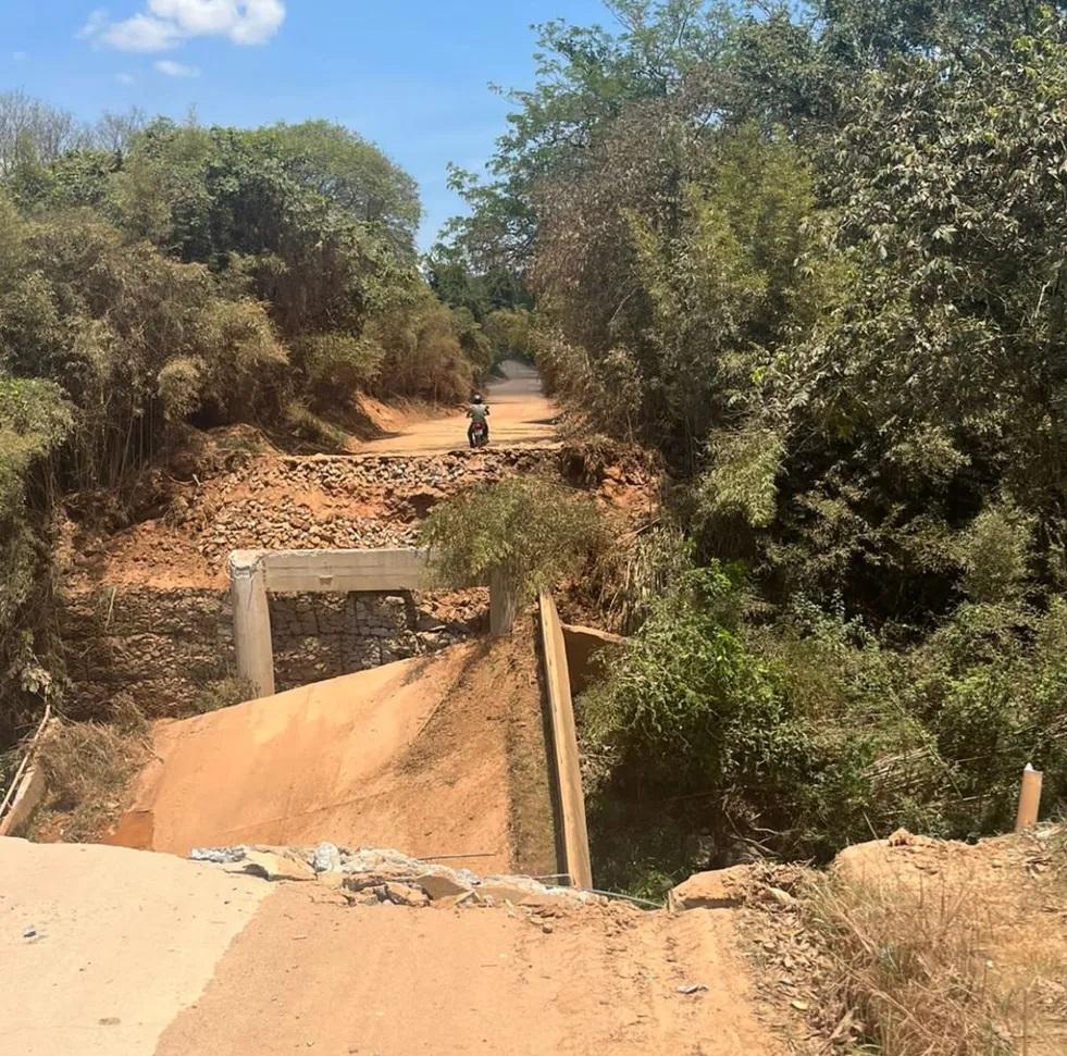 No km 10 da MG-430, em Igaratinga, houve um colapso na estrutura da ponte sobre o rio São João (Redes Sociais/Reprodução)