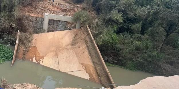 Ponte desabou no KM 10 da MG-430, em Igaratinga, entre o entroncamento da MG-252 e a BR-262 (Redes Sociais/Reprodução)