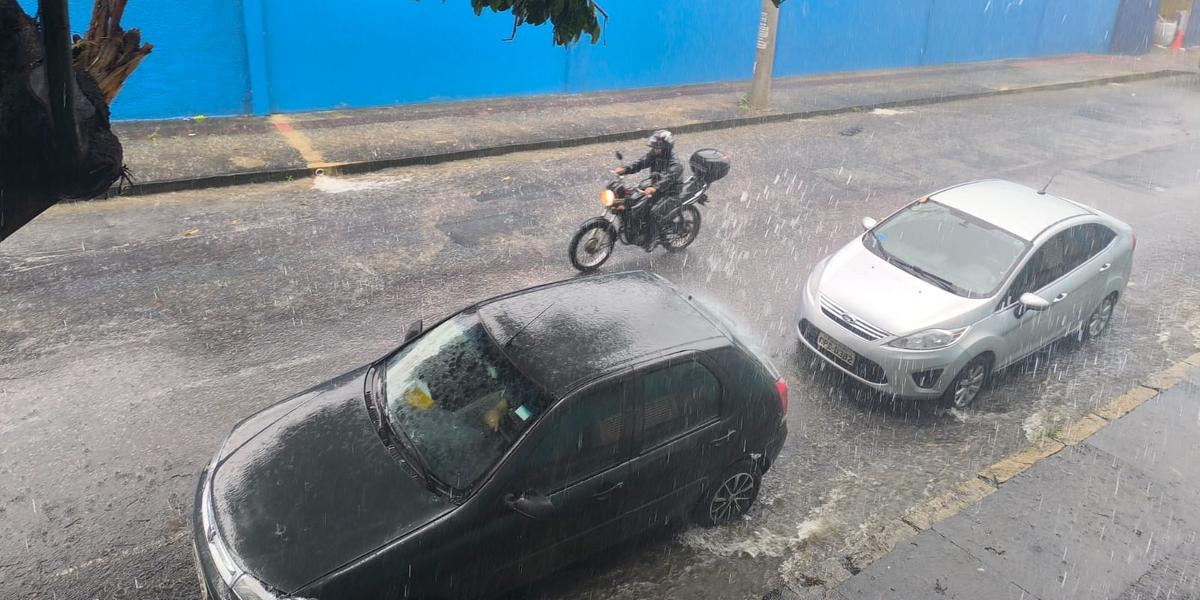 Chove forte no bairro Prado, na região Oeste (Rogério Lima)