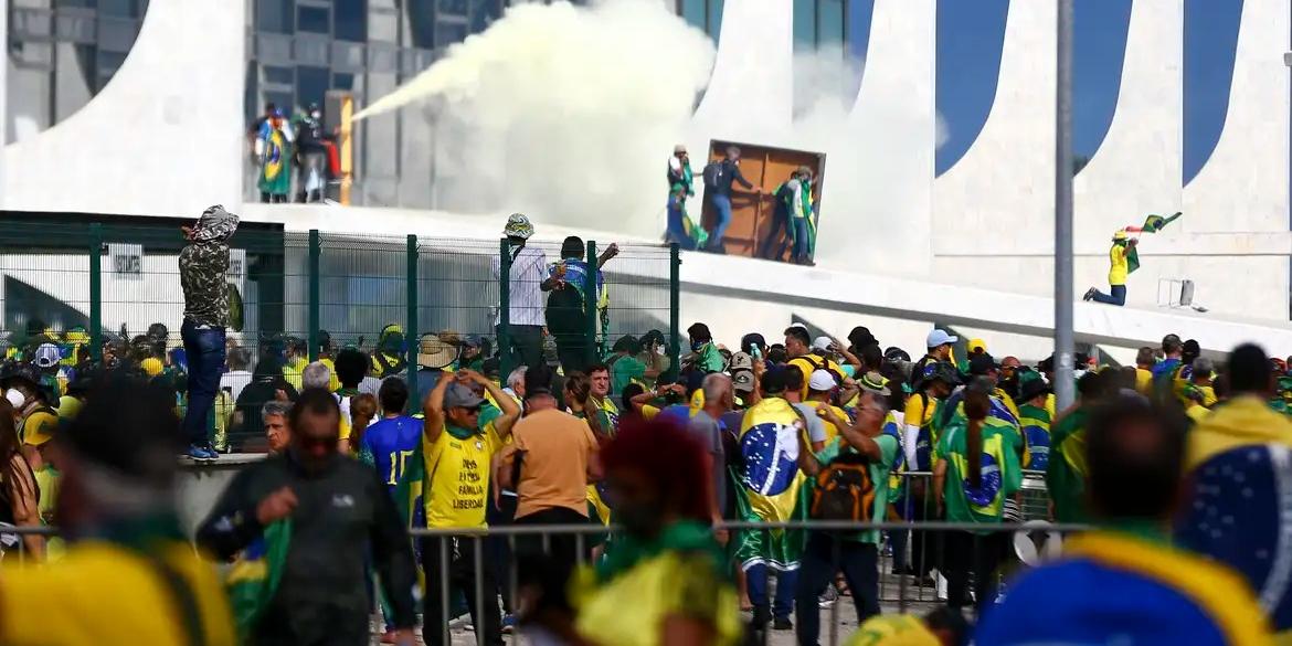 Entre as acusações, destaca-se o furto de uma réplica da Constituição Federal de 1988 durante a invasão das sedes dos Três Poderes (Marcelo Camargo/Agência Brasil)