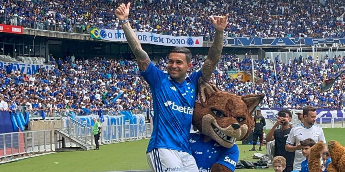 Dudu é recepcionado pela torcida do Cruzeiro no Mineirão (Fernando Michel / Hoje em Dia)