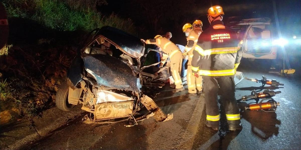 Acidente ocorreu na altura do km 10 da BR-365 (Bombeiros/Divulgação)