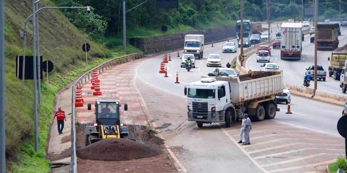 Trator e caminhões trabalhavam no local na manhã desta segunda-feira (6) (Fernando Michel/Hoje em Dia)