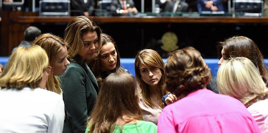 Bancada feminina do Senado durante sessão plenária (Jefferson Rudy/Agência Senado)