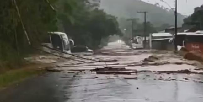 Enxurrada passou por cima da MG-353, em Rio Preto (Reprodução/Redes Sociais)