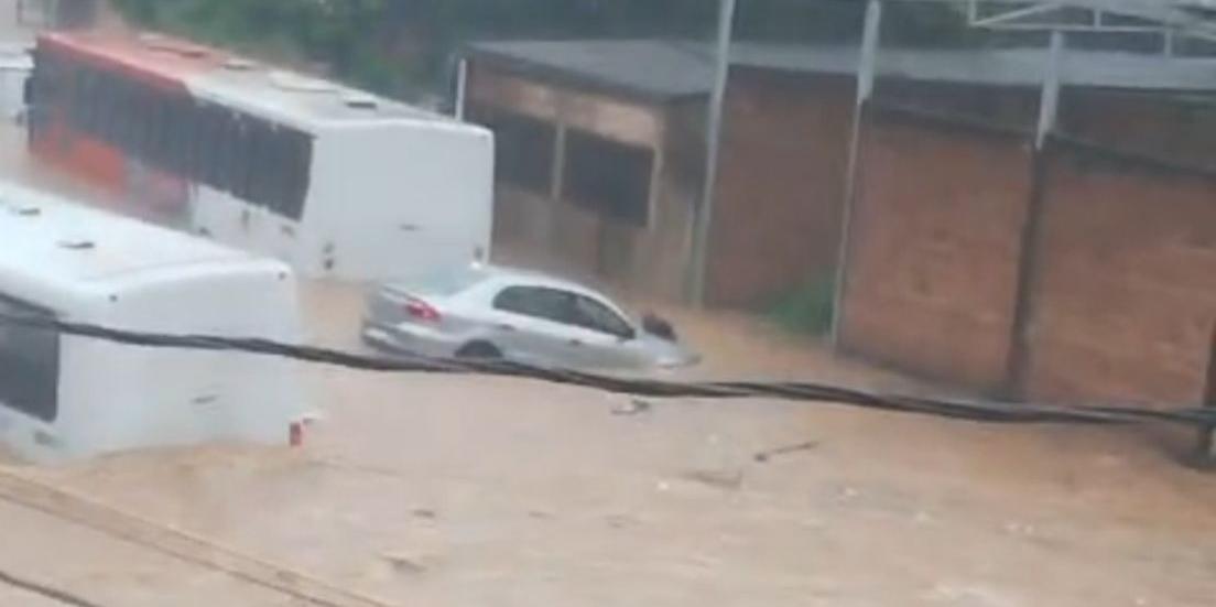 Carros e ônibus ficaram submersos após forte chuva registrada em Ibirité (Redes sociais / Divulgação)