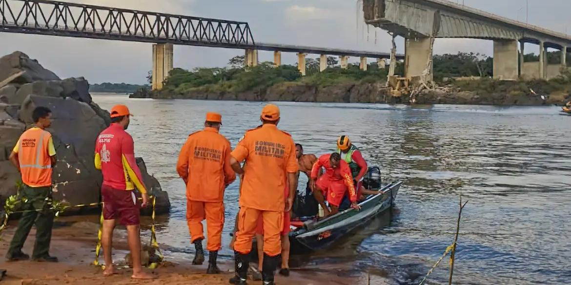 Ponte Juscelino Kubitschek de Oliveira, que ligava os estados do Maranhão e Tocantins pela BR-226, desabou no fim da tarde do dia 22 de dezembro de 2024 (Bombeiros Militar/Governo do Tocantins)