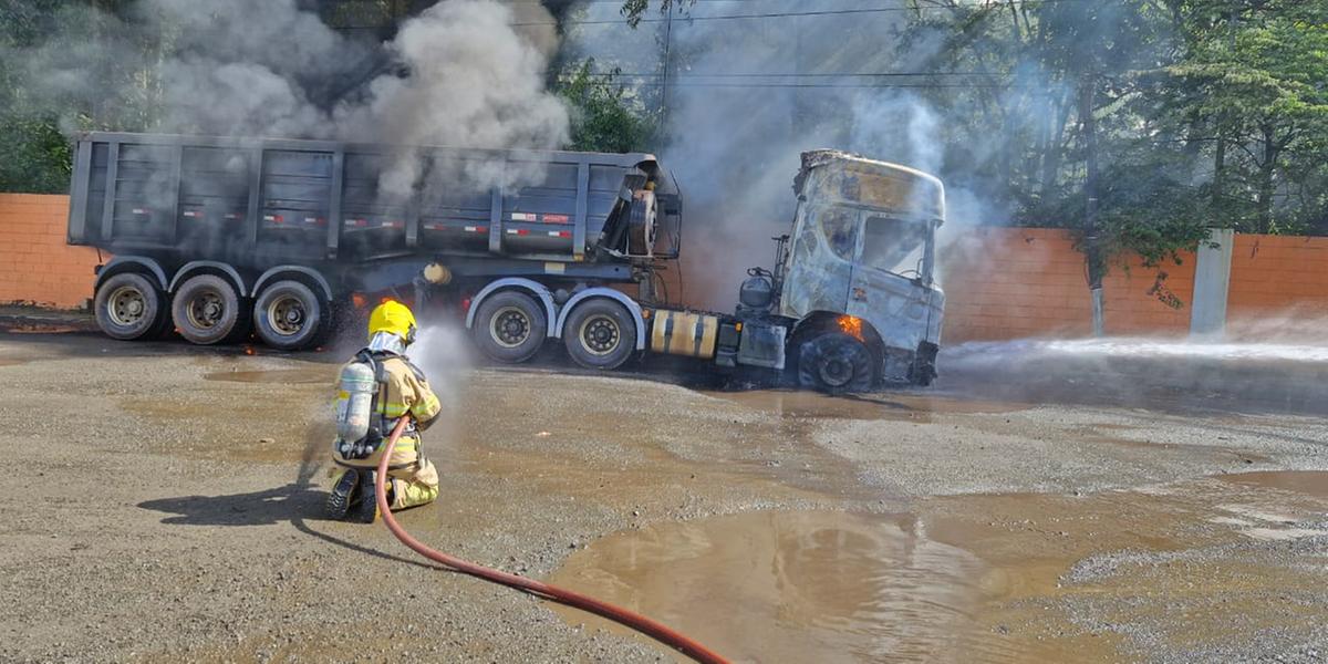 Acidente teria ocorrido após o rompimento de um cabo de alta tensão, com cerca de 13.000 volts (Corpo de Bombeiros/Divulgação)