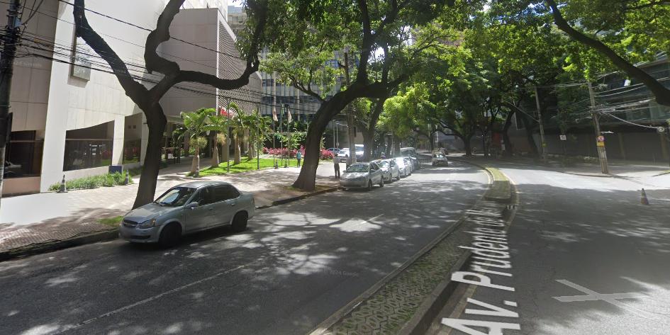 Crime ocorreu na avenida Prudente de Morais, no bairro Cidade Jardim, em BH (Google Street View)