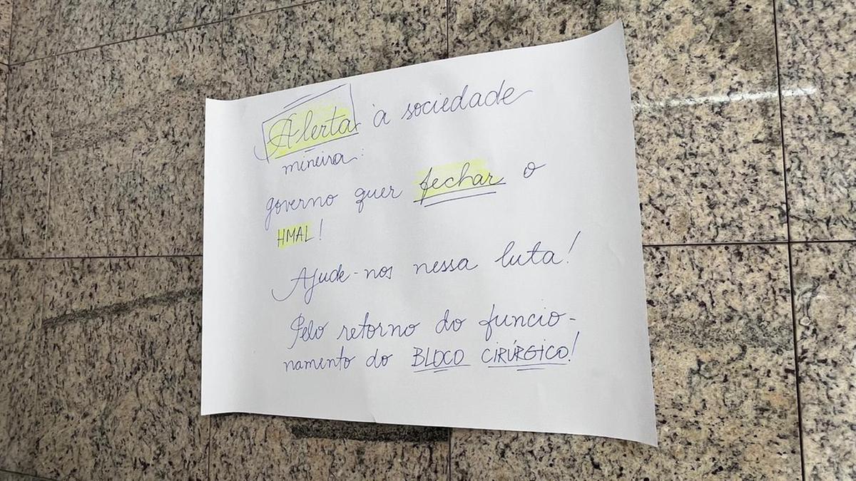 Cartaz colado na entrada da unidade de saúde (Fernando Michel/Hoje em Dia)