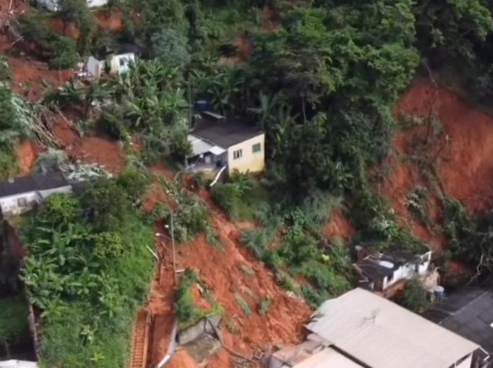 No bairro Bethânia houve o desabamento de três casas com soterramento de vítimas (Redes Sociais/Reprodução)