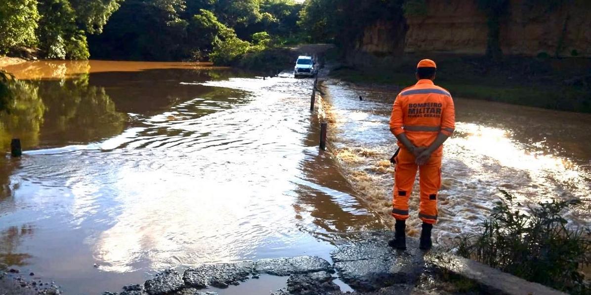 Homem de 30 anos teria tentado atravessar uma ponte submersa (Corpo de Bombeiros/Divulgação)